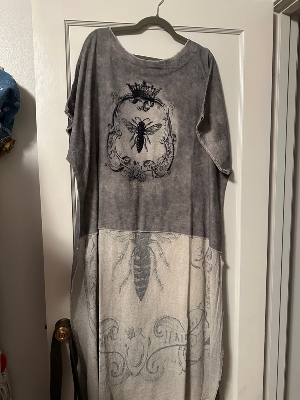 NWT I love linen queen bee high low top